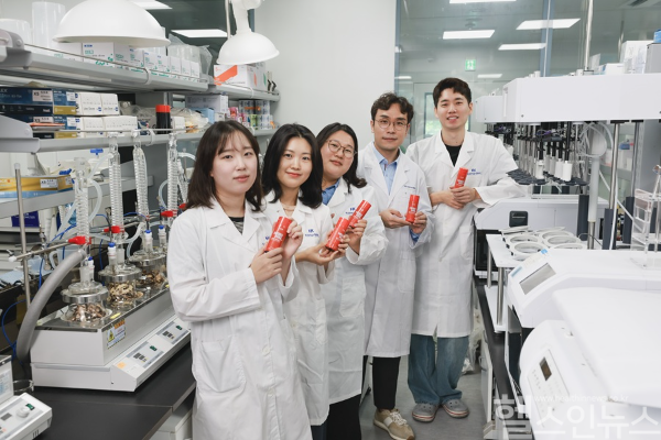애터미 헤모힘 샷을 들고 있는 콜마비앤에이치 식품과학연구소 직원들 (콜마비앤에이치 제공)