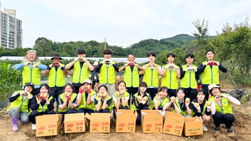 지난 6월, 하나님의 교회 학생봉사단 ASEZ STAR 회원 약 30명이 인천 서구 소재 감자 농가에서 수확을 도우며 일손을 보탰다.