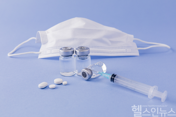 질병관리청이 코로나19 먹는 치료제 조제 현장을 점검하고, 접근성 개선 방안을 모색한다. (클립아트코리아)