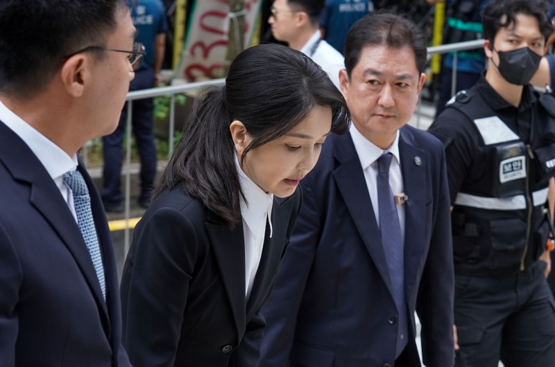 도이치모터스 주가조작 연루 의혹 등을 받는 김건희 여사가 6일 서울 종로구 김건희 특검팀(특별검사 민중기) 사무실에 피의자 신분으로 조사를 받기 위해 들어서고 있다. /뉴시스