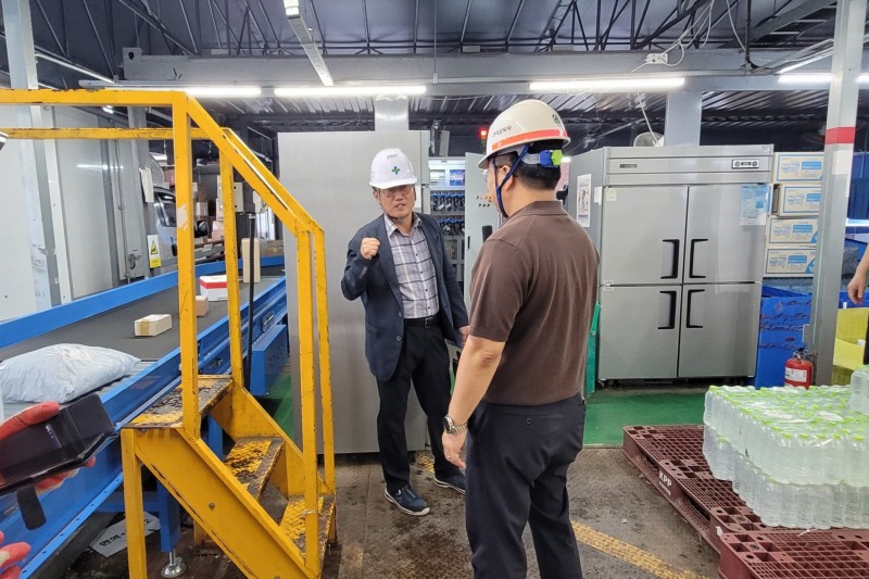 안성환 안전보건공단 강원지역본부장(왼쪽)은 6일 온열질환 예방 기술지도를 실시하기 위해 춘천 소재 물류센터 현장을 방문했다./안전보건공단 강원지역본부