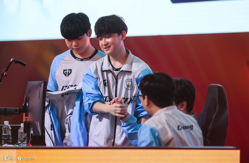 젠시티의 모든 선수들이 고루 활약하며 세트 포인트를 쌓았다.