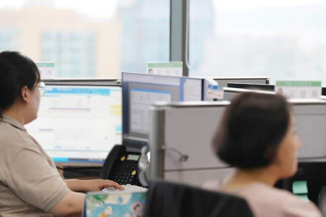 신협 FDS 모니터링실에서 직원들이 이상 금융거래를 실시간으로 모니터링하며 금융사기를 예방하고 있다.