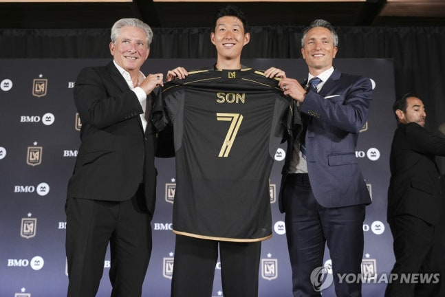 LAFC 7번 유니폼 받은 손흥민 / 사진=연합뉴스