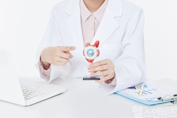 망막질환은 시력 손상을 막기 위해 조기 진단과 안구 내 주사치료가 중요하다. (클립아트코리아)