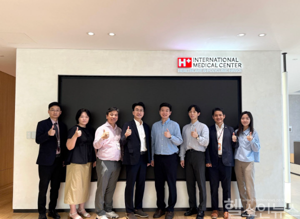 ‘에이치플러스 양지병원’이 베트남 하노이에 설립한 ‘H+하노이’는 AI 스타트업 ‘모션랩스’와 협력해 건강검진 인프라 및 IT 솔루션을 구축했다. (좌4 김상일 병원장 / 좌5 모션랩스 이우진 대표) (에이치플러스 양지병원 제공)