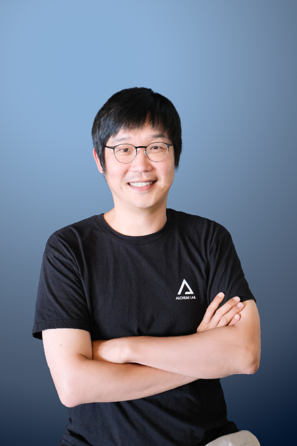 성균관대학교 경제학과를 졸업하고 미래에셋자산운용 상품전략본부와 두나무투자일임 운용실 실장을 지냈다. 현재는 투자 AI를 개발하는 알케미랩을 창업해 7년째 대표이사로 활동하고 있다.