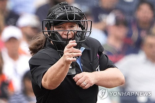 메이저리그 시범경기 주심으로 나선 젠 파월 / 사진=연합뉴스