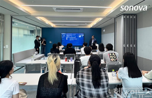 ‘청각학과 방문의 날’에 참여한 한림대 재학생들이 소노바코리아 실무진의 강의를 듣고 있다. (소노바코리아 제공)
