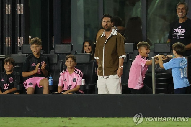 가족들과 경기를 지켜보는 리오넬 메시 / 사진=연합뉴스