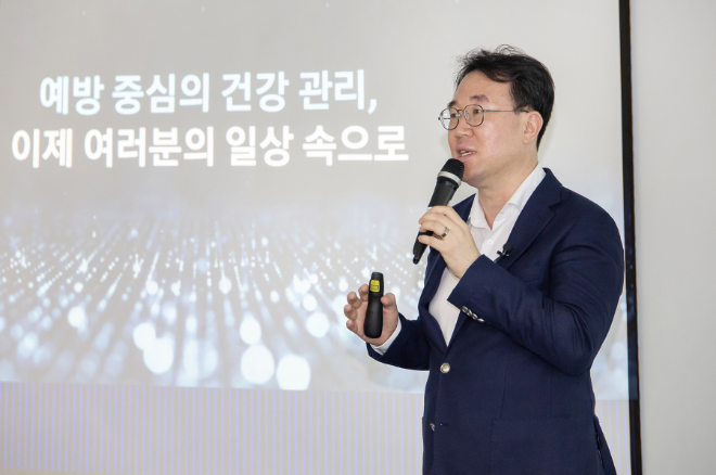 7일 서울 중구 삼성전자 기자실에서 최종민 삼성전자 MX사업부 헬스 하드웨어 개발그룹장이 갤럭시 워치8 시리즈에 탑재된 센서와 관련해 설명하고 있다. ⓒ삼성전자