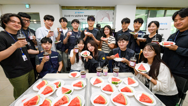 경남 양산시에 있는 현대모비스 협력사 성우하이텍에서 근무하는 직원들이 현대모비스가 전달한 수막을 맛보고 있다. ⓒ현대모비스