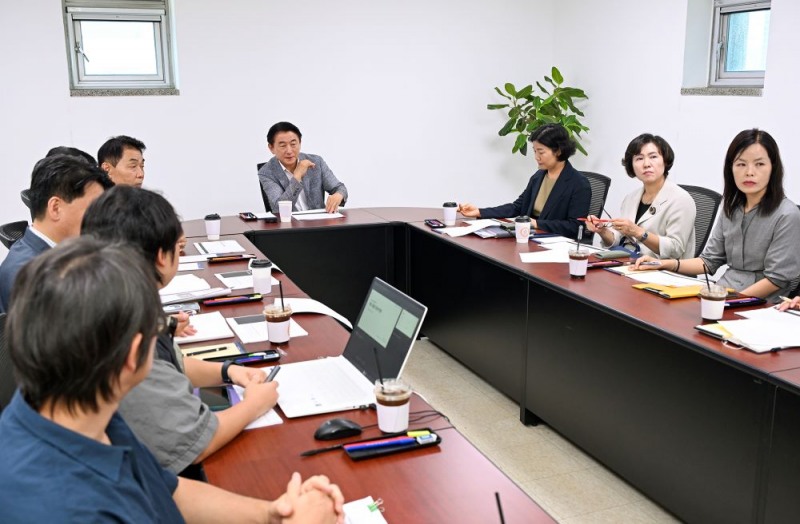 김동근 시장이 8월 6일 의정부문화재단에서 관계자들과 회룡문화제 준비상황을 점검하고 있다.(의정부시 제공)