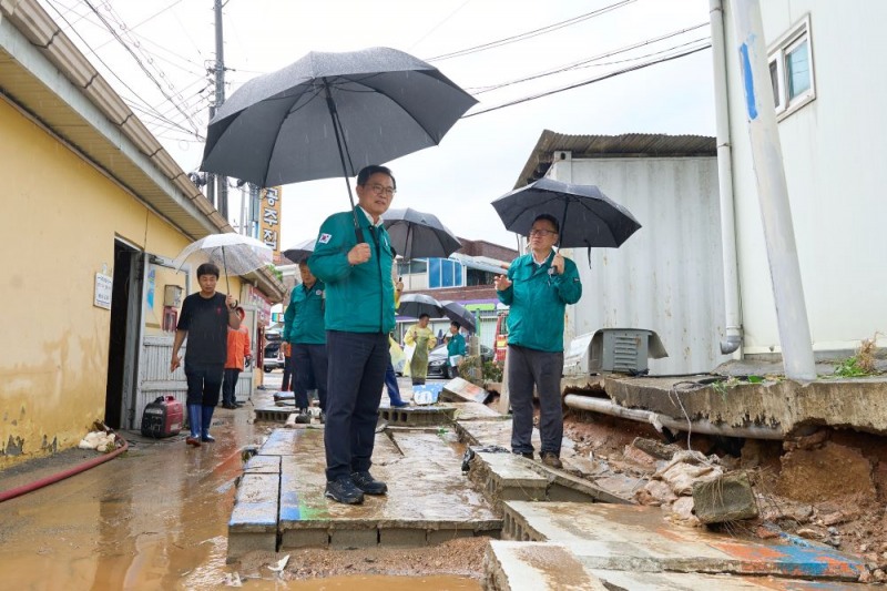 김석필 천안시장 권한대행 부시장이 호우피해 지역을 점검하고 있다.(천안시 제공)