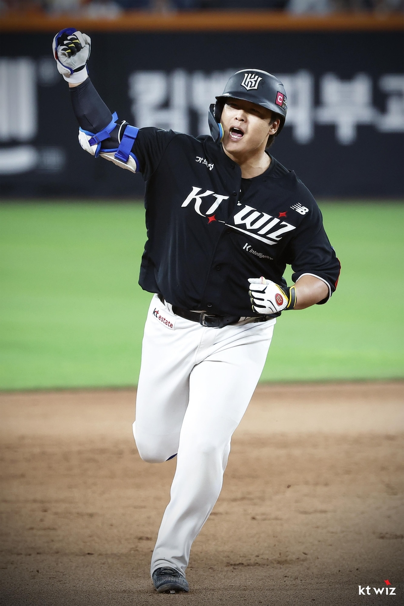 9회 역전 2점홈런을 치고 환호하는 kt의 강백호 / 사진=kt wiz 제공. 연합뉴스