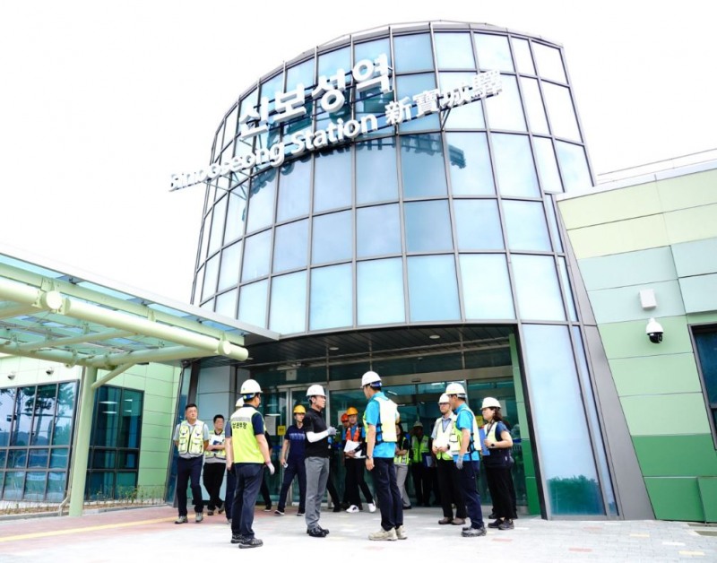 한문희 코레일 사장(사진 가운데)이 7일 목포보성선 신보성역을 점검하고 있다./코레일