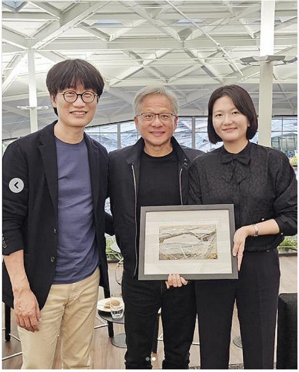 최수연 네이버대표(오른쪽)는 8일 컨퍼런스 콜에서 내년에 대화형 AI 탭을 출시하겠다고 밝혔다. 사진=젠슨 황 엔비디아 CEO, 이해진 의장, 연합뉴스