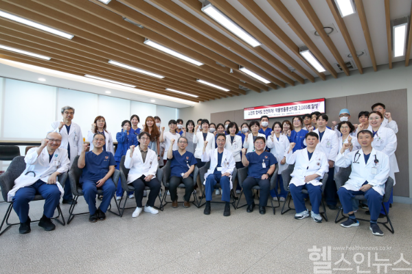 약물방출풍선치료 2000례 달성을 기념해 순환기내과(심혈관센터) 의료진들이 단체사진을 찍고 있다 (고대안산병원 제공)