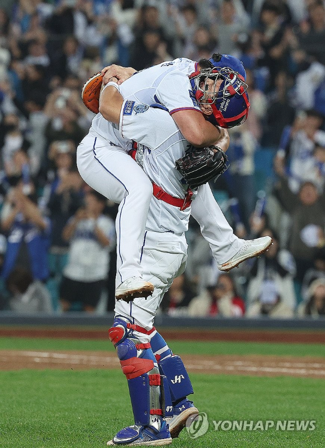 오승환이 400세이브를 달성하고 강민호에게 안기고 있다. / 사진=연합뉴스