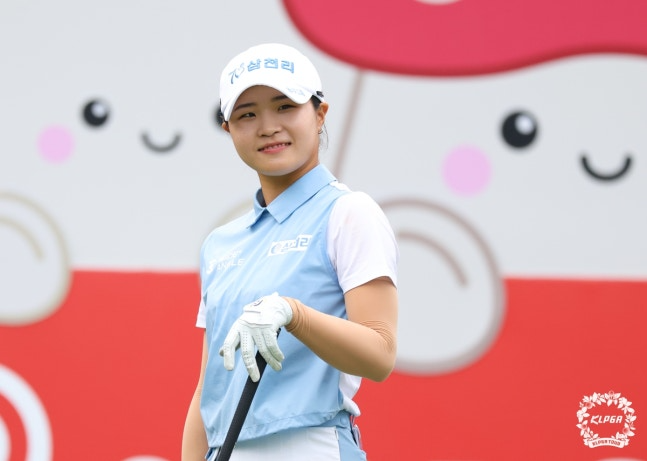 코스를 바라보며 미소짓는 고지원. / 사진=KLPGA 제공. 연합뉴스