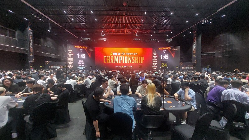 8일 경기도 광명시 아이벡스 스튜디오에서 막을 올린 '빗썸X더블에이 포커 챔피언십' 대회장 전경. 현장을 가득 메운 참가자들이 뜨거운 열기 속에서 총 상금 4억 원을 두고 치열한 경쟁을 벌이고 있다.