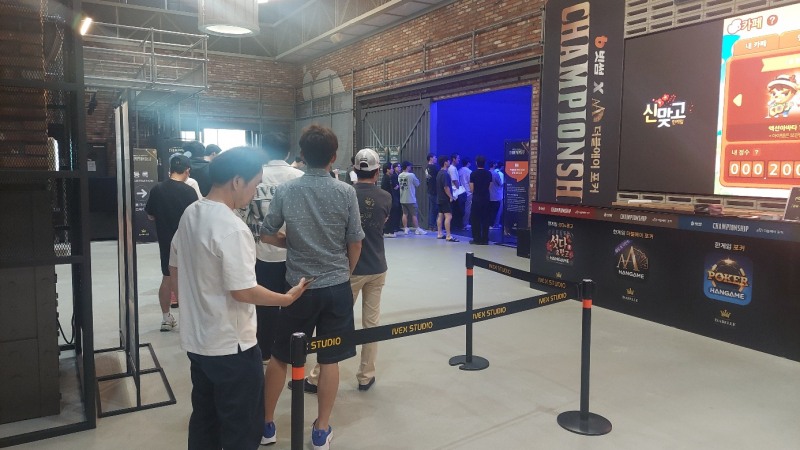 '빗썸X더블에이 포커 챔피언십' 메인 이벤트 데이1 대기열. 대회 첫날부터 많은 참가자들이 몰렸다.