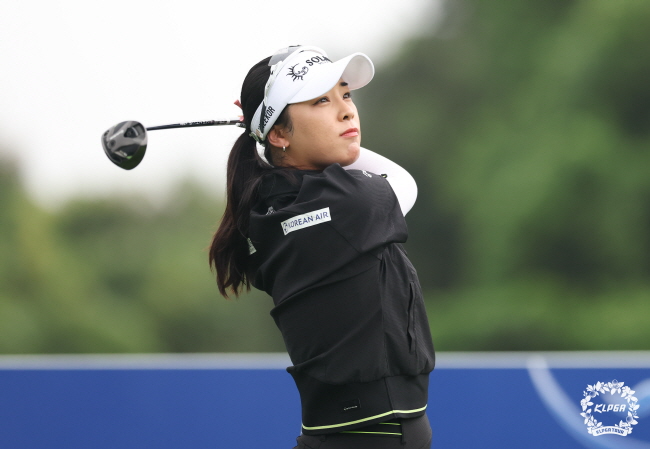 KLPGA 투어 제주삼다수 마스터스 2라운드 선두 윤이나. /KLPGA
