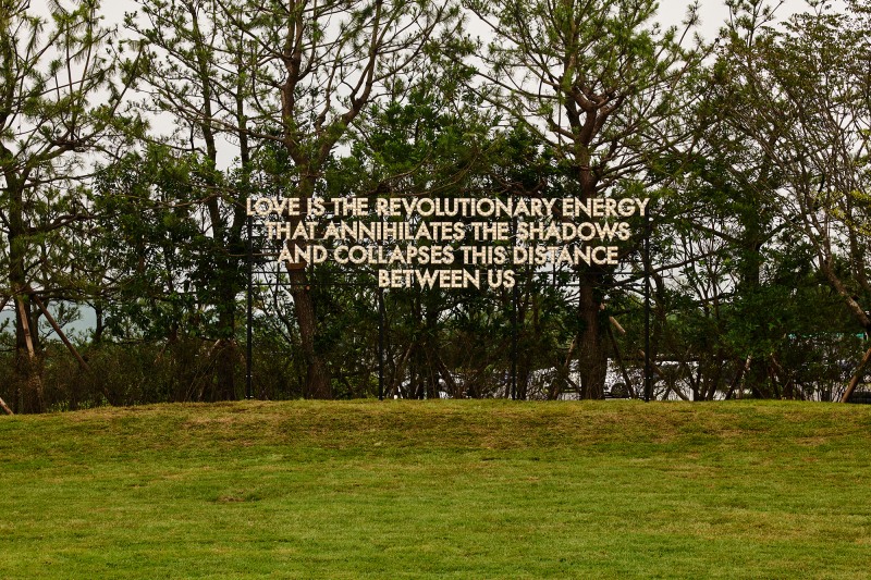 로버트 몽고메리 Love is The Revolutionary Energy