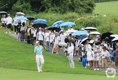 팬들의 응원을 받는 박성현. / 사진=KLPGA 제공. 연합뉴스