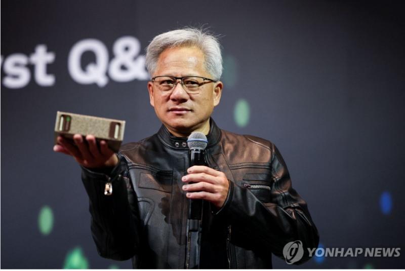 젠슨 황 엔비디아 CEO가 대중 수출 AI 전용칩인 H20을 선보이고 있다. 사진=로이터통신, 연합뉴스