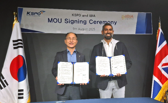 이성철 경륜경정총괄본부장(왼쪽)과 IBIA 칼리드 알리 대표가 IBIA 인증 협약을 체결하고 기념사진을 촬영하고 있다.