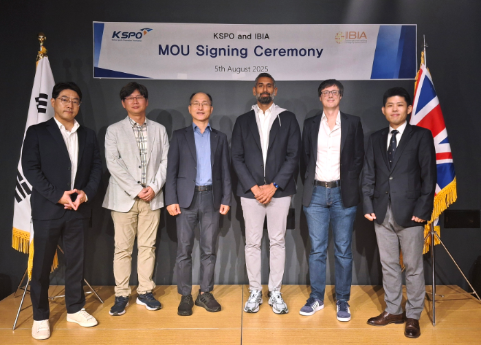 경륜경정총괄본부와 IBIA 관계자들이 지난 5일, 주영 한국문화원에서 IBIA 인증 협약을 체결하고 기념사진을 촬영하고 있다.