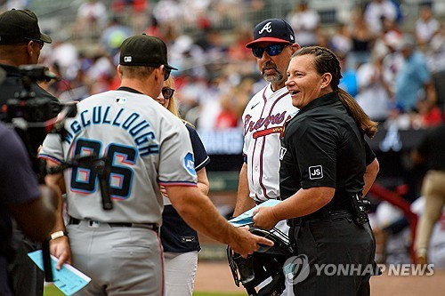 경기 전 선발 라인업을 받는 파월 주심. 사진=연합뉴스