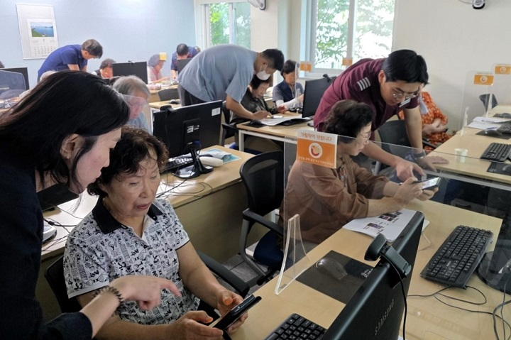 에스알 광주승무센터와 호남차량센터 임직원들로 구성된 ‘빛고을봉사단’은 11일 광주서구노인종합복지관을 찾아 관내 디지털 취약계층을 대상으로 SRT 앱 활용교육에 나섰다./에스알