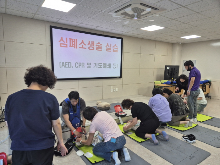한국소방안전원 부산지부(지부장 시상수)는 부산지역에서 활동하고 있는 의용소방대원을 대상으로 심폐소생술 기본과정을 실시했다./한국소방안전원 부산지부