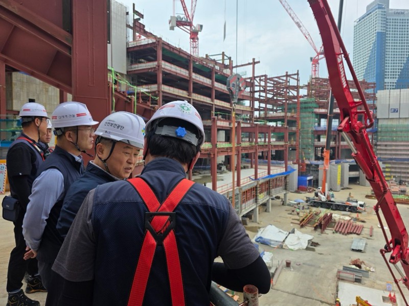 심우섭 안전보건공단 인천광역본부장(오른쪽 2번째)은 11일 신세계건설이 시공하는 인천 청라국제도시 내 대형 복합쇼핑몰 ‘스타필드 청라’ 신축공사 현장을 방문해 현장경영을 실시했다./안전보건공단 인천광역본부