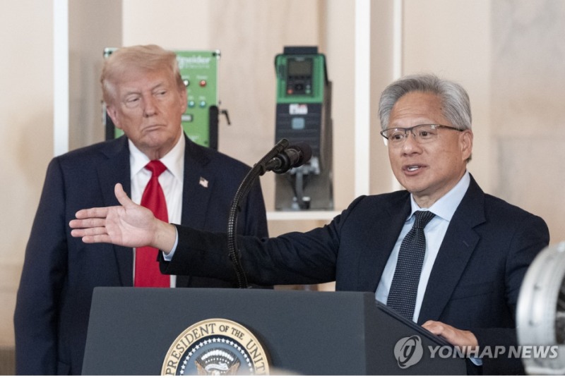 엔비디아 주가가 11일(현지시간) H20 수출 댓가로 미국정부에 수수료를 내기로 했다는 소식에 하루종일 등락을 반복하다 소폭 하락 마감했다. 사진=UPI,연합뉴스