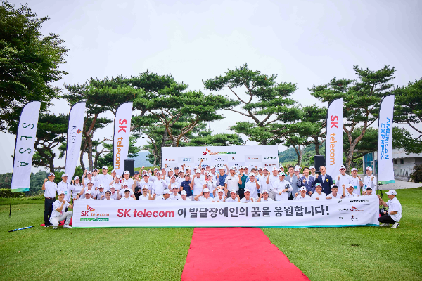 SK텔레콤 어댑티브 오픈 2025에 참석한 관계자들과 선수들이 함께 기념촬영 하는 모습