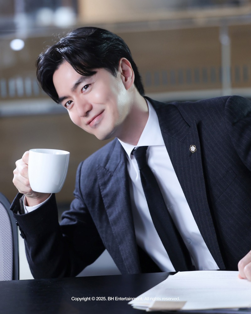 ‘에스콰이어’ 이진욱, 포스터 비하인드 공개…‘세련된 수트핏+유쾌한 미소’ 반전 매력 발산