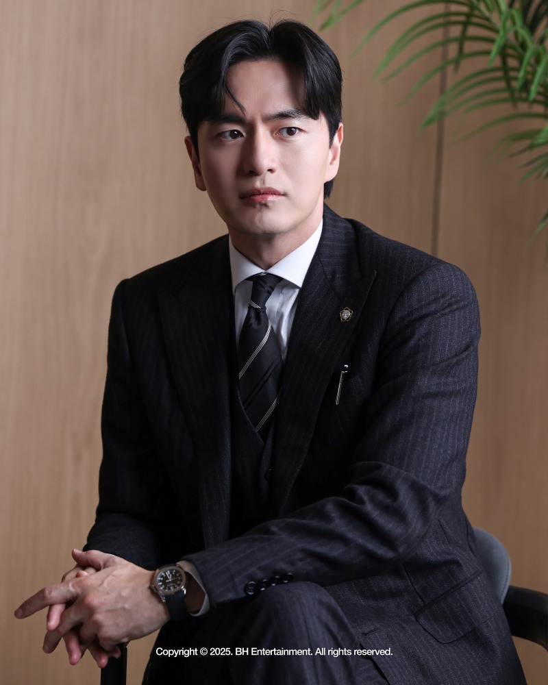 ‘에스콰이어’ 이진욱, 포스터 비하인드 공개…‘세련된 수트핏+유쾌한 미소’ 반전 매력 발산