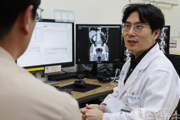 박인근 서울아산병원 종양내과 교수가 희귀 비뇨기암 환자를 진료하고 있다. (서울아산병원 제공)