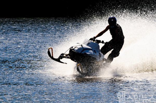수상스포츠를 안전하게 즐기려면 어깨·무릎 부상 예방과 사전 준비운동이 필수다. (클립아트코리아)