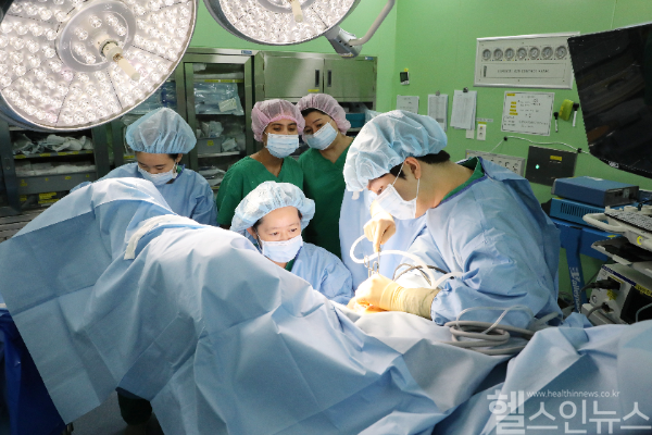 우즈벡의료진 수술참관 (성빈센트병원 제공)