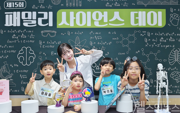 한국애브비 임직원과 자녀들이 ‘제15회 패밀리 사이언스 데이’에 참여하고 있다. (한국애브비 제공)