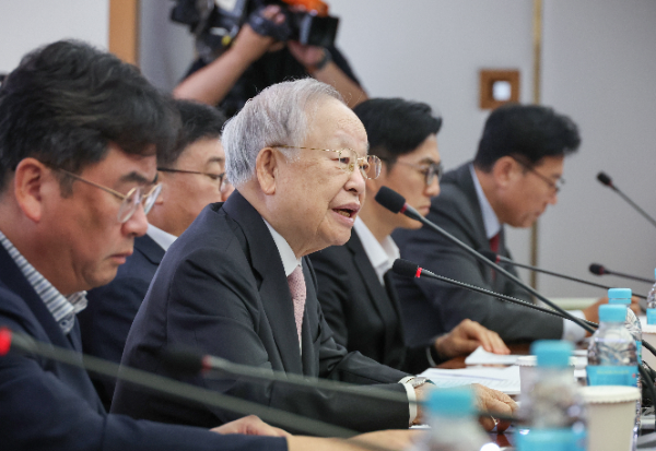 손경식 회장이 31일 서울 마포구 경총에서 노동조합법 관련 긴급 기자회견에 앞서 발언하고 있다.