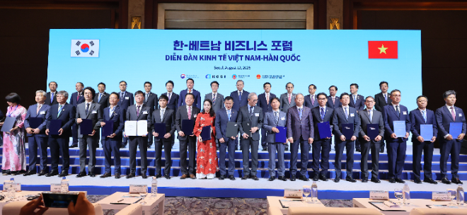 12일 서울 중구 롯데호텔에서 '한·베트남 비즈니스 포럼'이 열린 가운데 양국 기관·기업 관계자들이 경제 협력에 관한 업무협약(MOU)을 체결한 뒤 단체 기념 촬영을 하고 있다. ⓒ연합뉴스