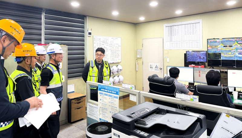 한문희 코레일 사장(오른쪽 두번째)이 12일 부산신항 북철송장역에서 컨테이너 화차의 하역 과정을 모니터링 하고 있다./코레일