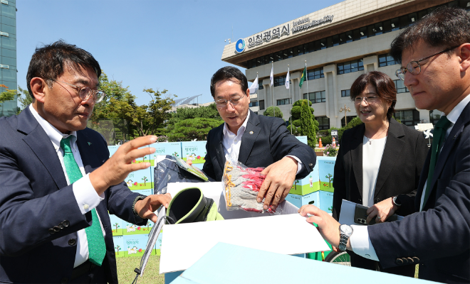 하나금융그룹은 12일 인천시청에서 인천광역시와 지역사회 시니어 일자리 창출과 취약계층 지원을 위한 업무협약을 체결했다. 이날 행사에 참석한 김진우 하나은행 중앙영업그룹 부행장(사진 왼쪽에서 첫번째)이 유정복 인천시장(사진 가운데)과 함께 폐지 수거 어르신을 위한 행복상자 구성품을 살펴 보고 있다.