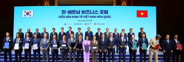 두나무와 베트남 밀리터리뱅크는 12일 서울 롯데호텔에서 열린 '한·베트남 비즈니스 포럼'에서 기술 제휴 양해각서(MOU)를 체결했다. 오경석 두나무 대표, 류 쭝 타이 밀리터리뱅크 회장 등 한국과 베트남 양국 정부·기관·기업인들이 기념 촬영을 하고 있다. ⓒ 두나무