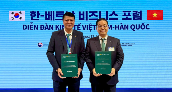 이날 행사에 참석한 이호성 은행장이(사진 오른쪽) 레 응옥 람 베트남투자개발은행장(사진 왼쪽)과 함께 협약서를 들고 기념촬영을 하고 있다. ⓒ 하나은행